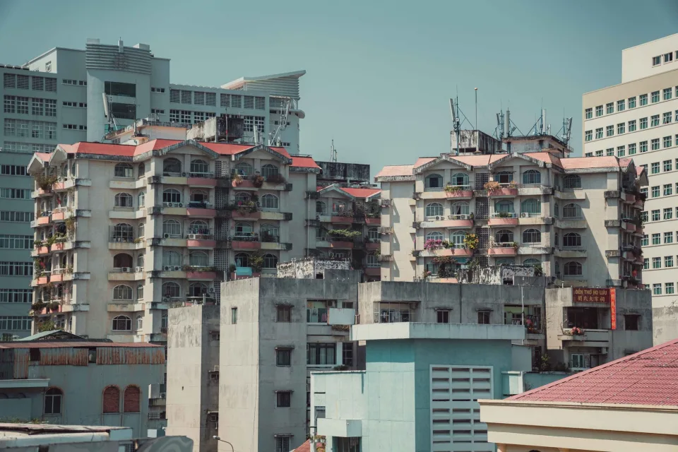Nhà phố sau khi sơn sửa — sạch sẽ, sáng sủa — sau